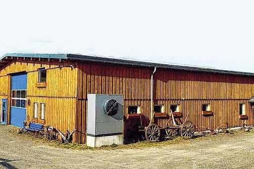 Das bereits bestehende Gebäude des Museums am Rothaarsteig soll am Bad Berleburger Sengelsberg um einen Lager- und Ausstellungsraum erweitert werden. Nördlich davon entsteht auf einem rund 500 Quadratmeter großen Areal das neue Materiallager des Jugendfördervereins. (Foto: Lars Lenneper)