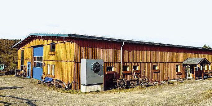 Das bereits bestehende Gebäude des Museums am Rothaarsteig soll am Bad Berleburger Sengelsberg um einen Lager- und Ausstellungsraum erweitert werden. Nördlich davon entsteht auf einem rund 500 Quadratmeter großen Areal das neue Materiallager des Jugendfördervereins. (Foto: Lars Lenneper)